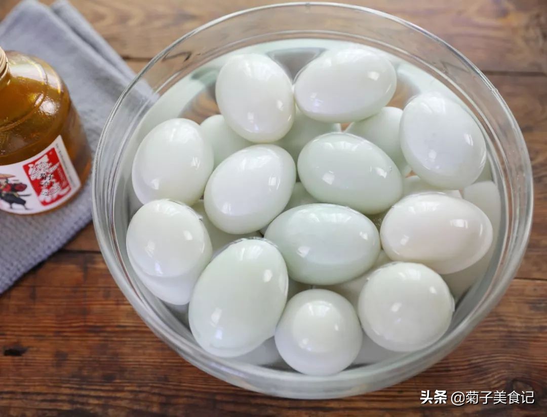 教你在家腌制好吃的咸鸭蛋，做法简单，出油鲜香