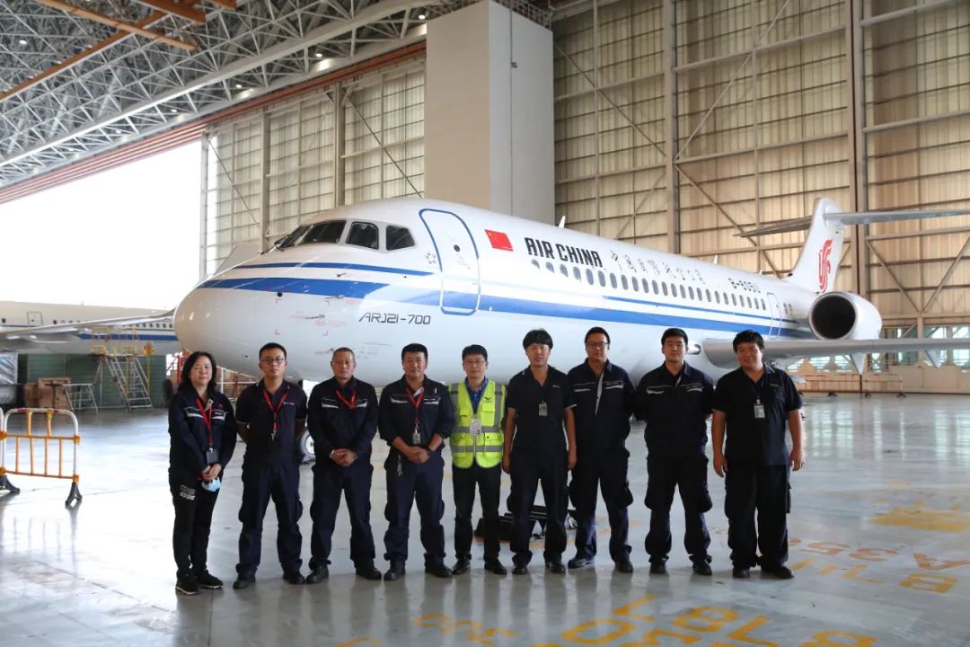 中国商飞向国航交付第2架ARJ21飞机