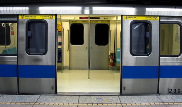 上海地铁将禁手机外放 12月1日起正式实施