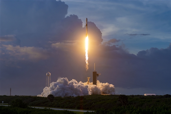 SpaceX星链卫星上网包月99美元：初期网速50-150兆