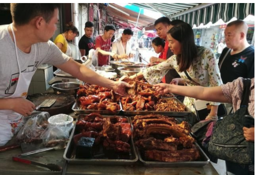 名牌大学生摆摊卖卤味，还没开业就卖出2500份，方法值得学习