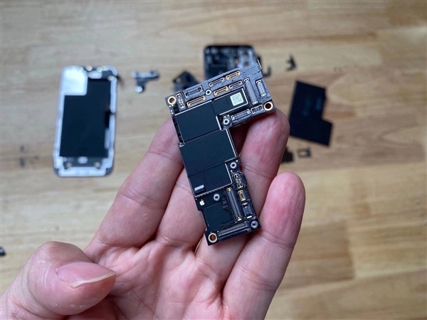 苹果 iPhone 12 Pro Max 首拆：L 型电池容量缩水，仅 3687mAh
