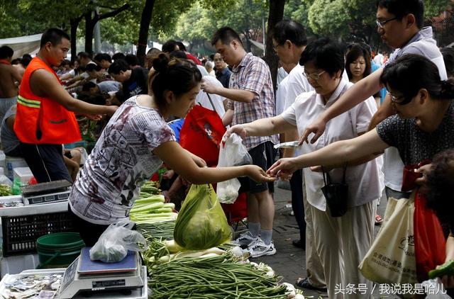 一个蔬菜摊一年能挣多少钱？说出来怕吓着你，听听摊主怎么说