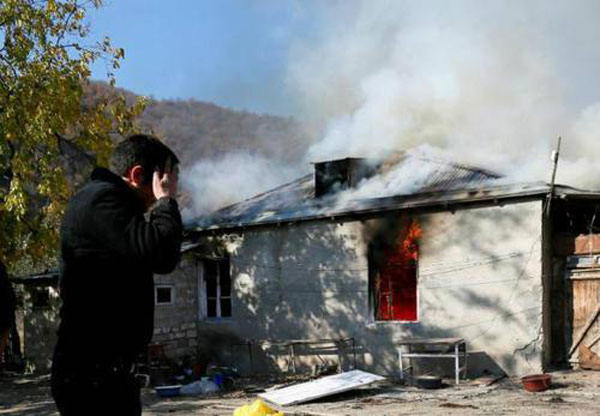 亚美尼亚人紧急撤离并含泪烧房子