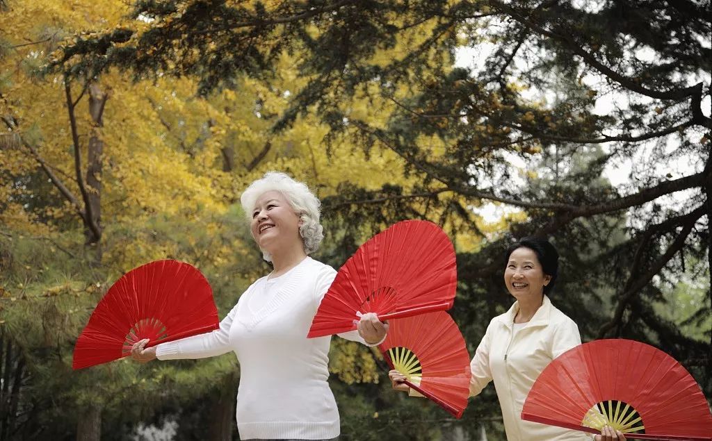 形容老年人惬意生活的（赞美老年生活阳光精彩）