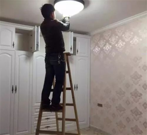 卧室顶灯怎么安装方法（吸顶灯选位技巧和安装教程）