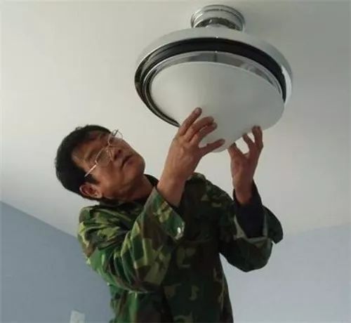 卧室顶灯怎么安装方法（吸顶灯选位技巧和安装教程）