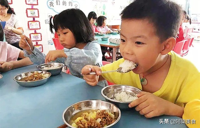 幼儿园介绍美食的句子（表扬幼儿园食谱的句子）