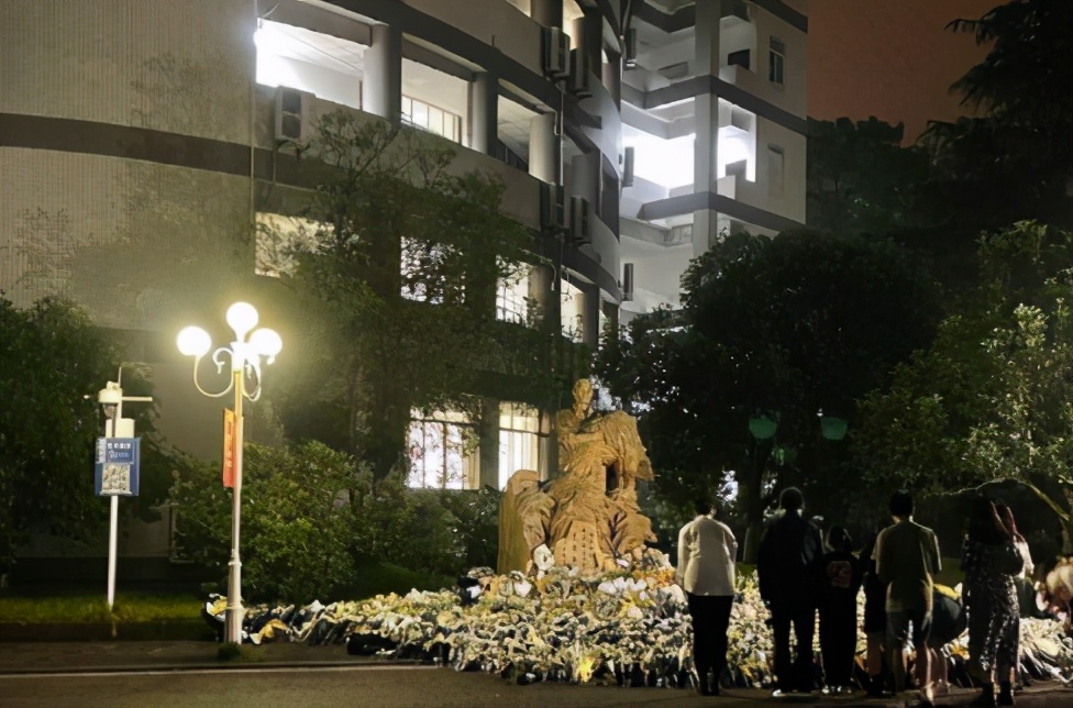 袁隆平雕像前布满花海（群众恸哭追悼袁隆平现场报道）