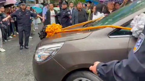 袁隆平雕像前布满花海（群众恸哭追悼袁隆平现场报道）