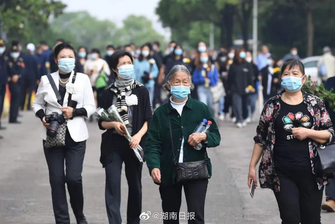 民众跪地痛哭送别袁隆平（各界自发悼念袁隆平院士）