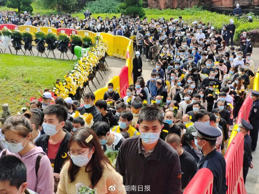 民众跪地痛哭送别袁隆平（各界自发悼念袁隆平院士）