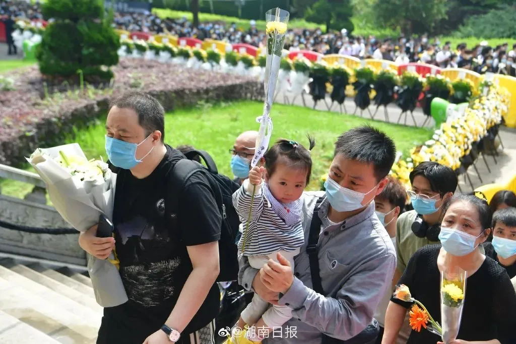 民众跪地痛哭送别袁隆平（各界自发悼念袁隆平院士）