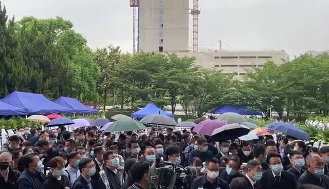 钟南山为吴孟超送来花圈挽联（吴孟超遗体告别仪式）