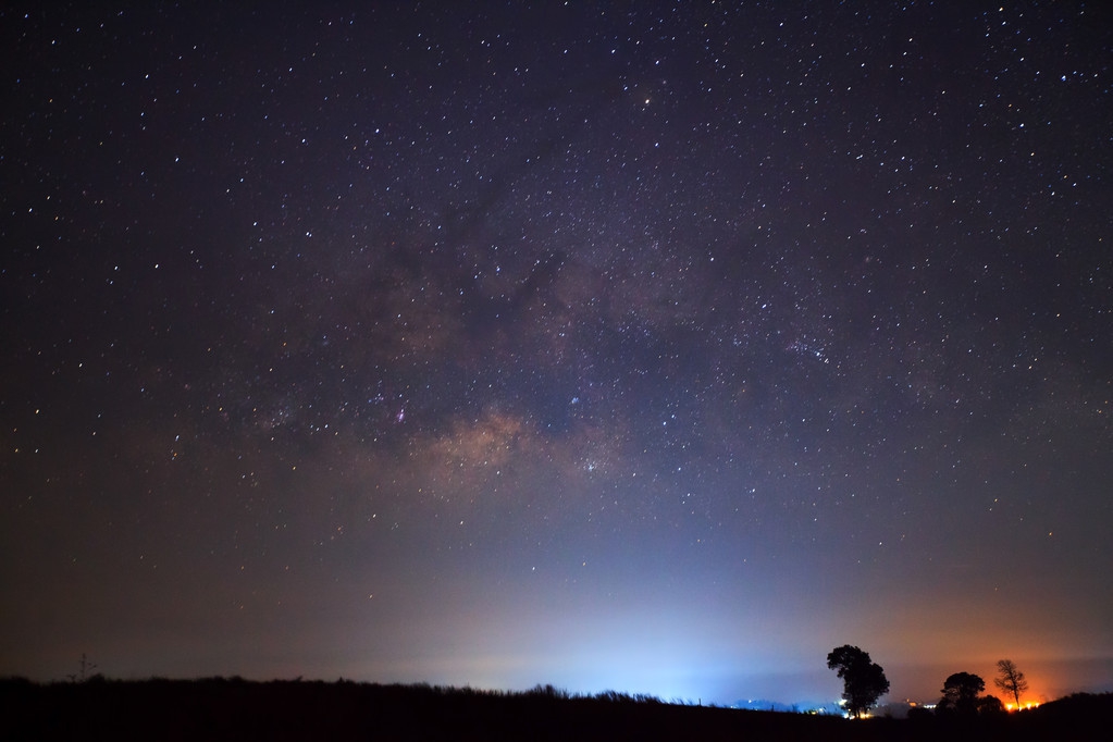 夜晚的天空怎么形容（描写夜晚天空黑的句子）