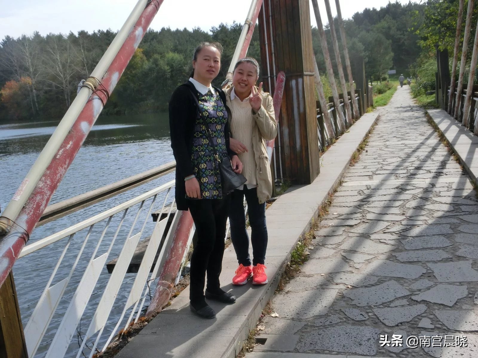 亲姐妹情深的句子简短（表达亲生姐妹情深的句子）