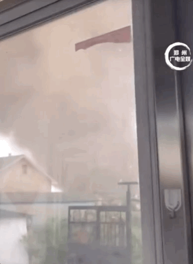 龙卷风过境黑龙江风柱横扫厂房（巨型龙卷风突袭哈尔滨）