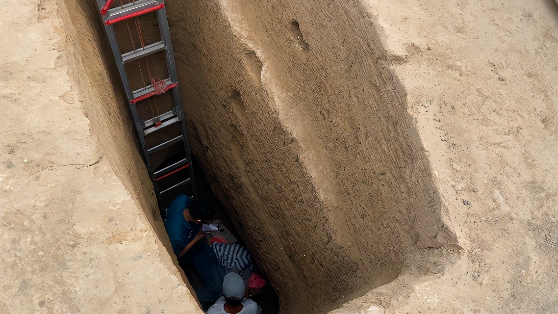 考古研究院学生掉入考古坑致骨折（郑州一考古工地现场）