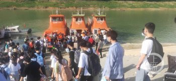 重庆一中学高三学生坐船赶考-直击最新春季高考