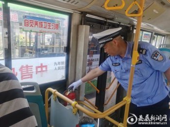 儿子场内高考交警父亲场外执勤-考场外的别样守护