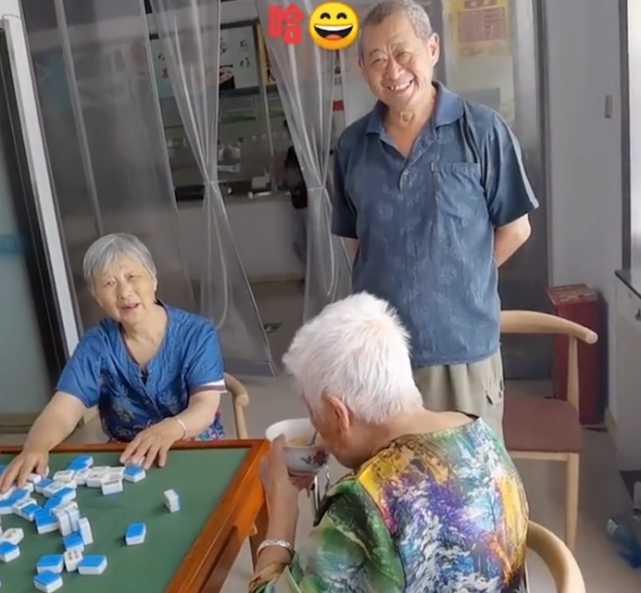 7旬儿子给打麻将的94岁妈妈送饭-网友直呼画面太温馨