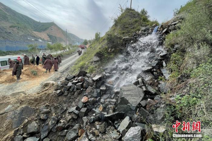 山西代县铁矿事故已致11人遇难-现场边排爆边找人