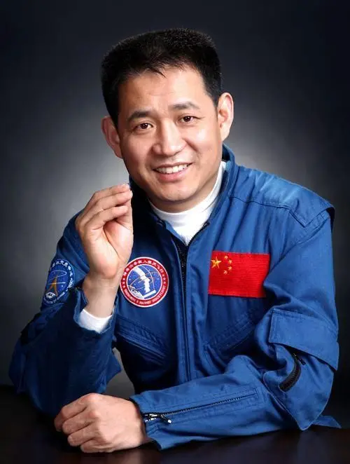 57岁少将聂海胜三探苍穹-他说会在太空飞出中国龙的轨迹