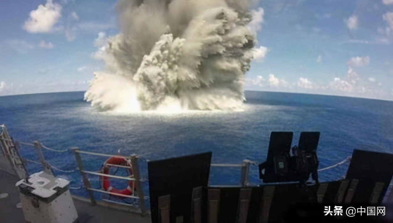 美军航母旁数千磅炸药爆炸-现场海面震颤激起巨浪
