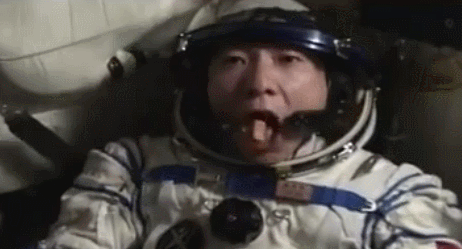航天员太空吃播来了-中国空间站怎么吃东西的