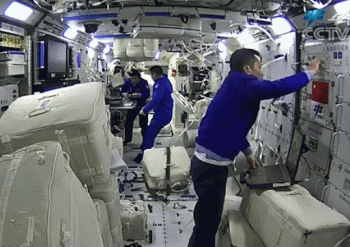 航天员太空吃播来了-中国空间站怎么吃东西的