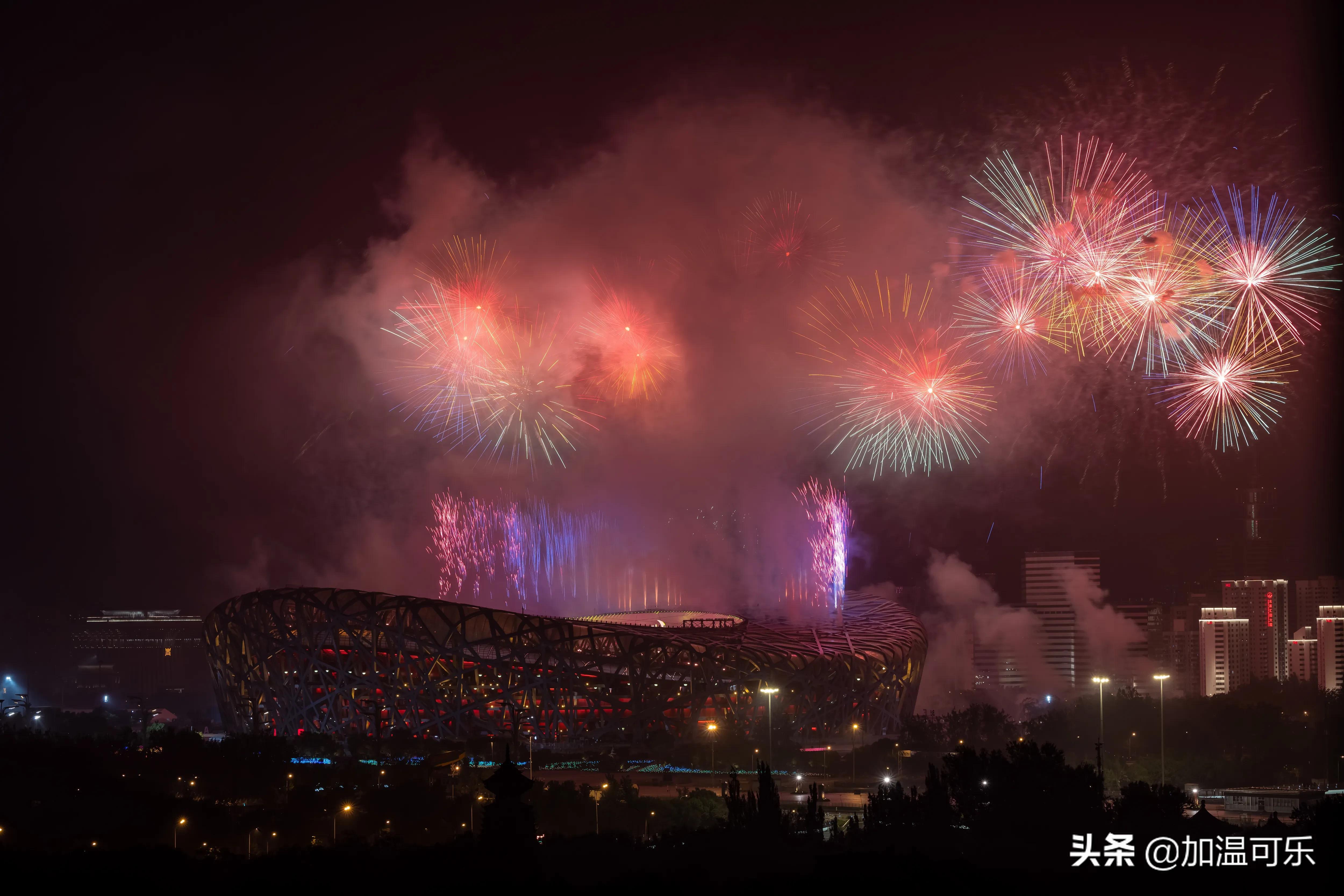 鸟巢上空焰火盛放-喜迎建党100周年