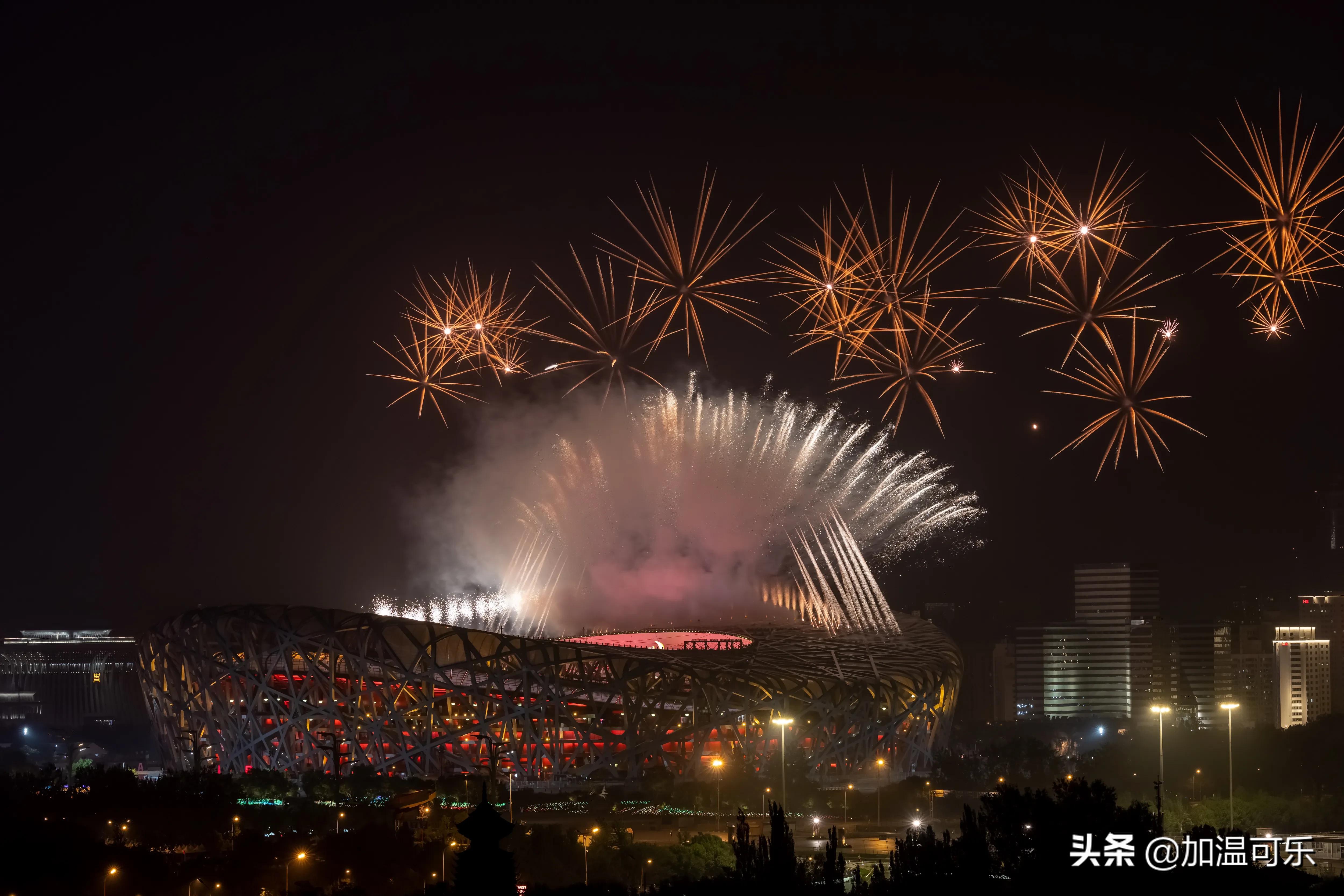 鸟巢上空焰火盛放-喜迎建党100周年