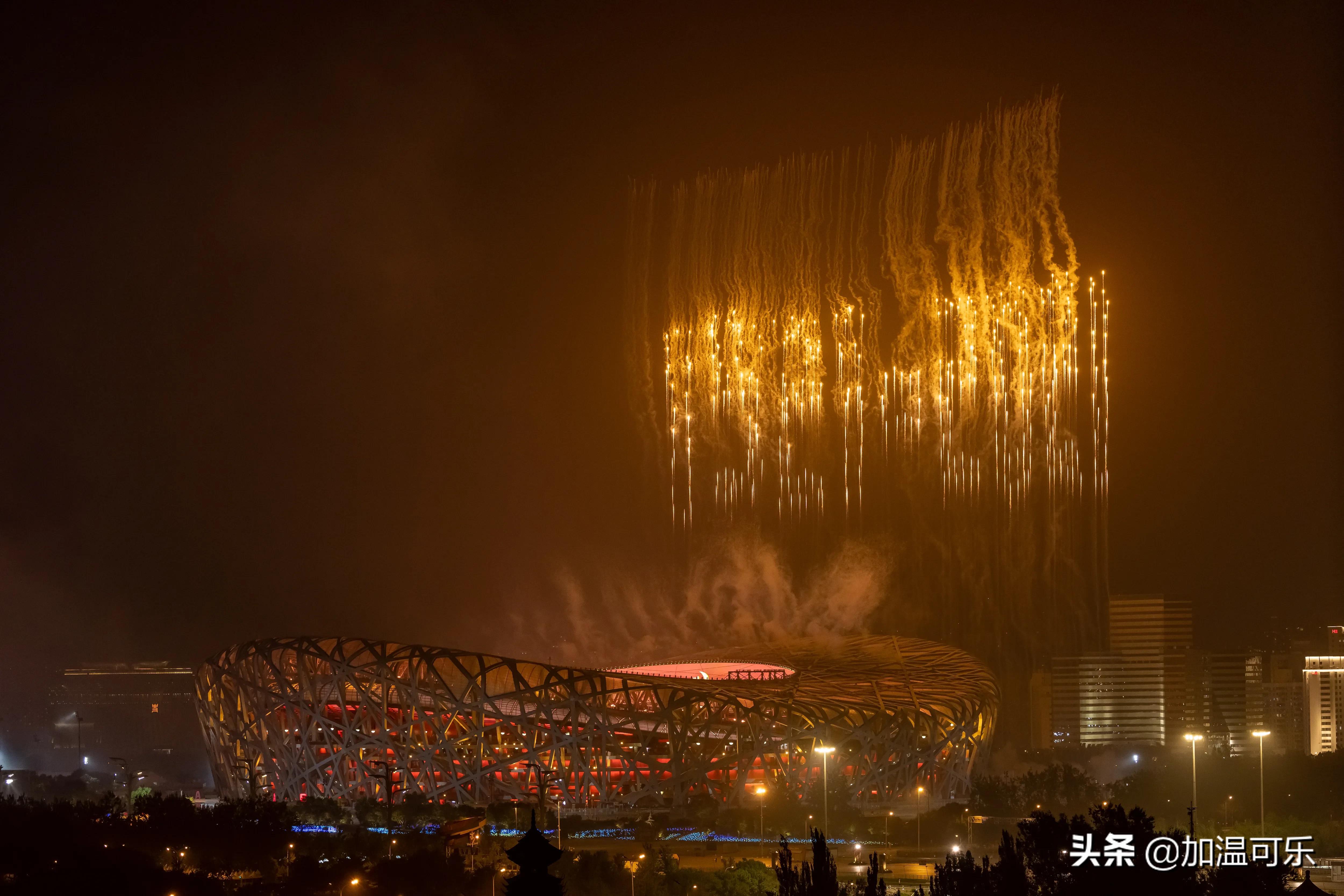 鸟巢上空焰火盛放-喜迎建党100周年