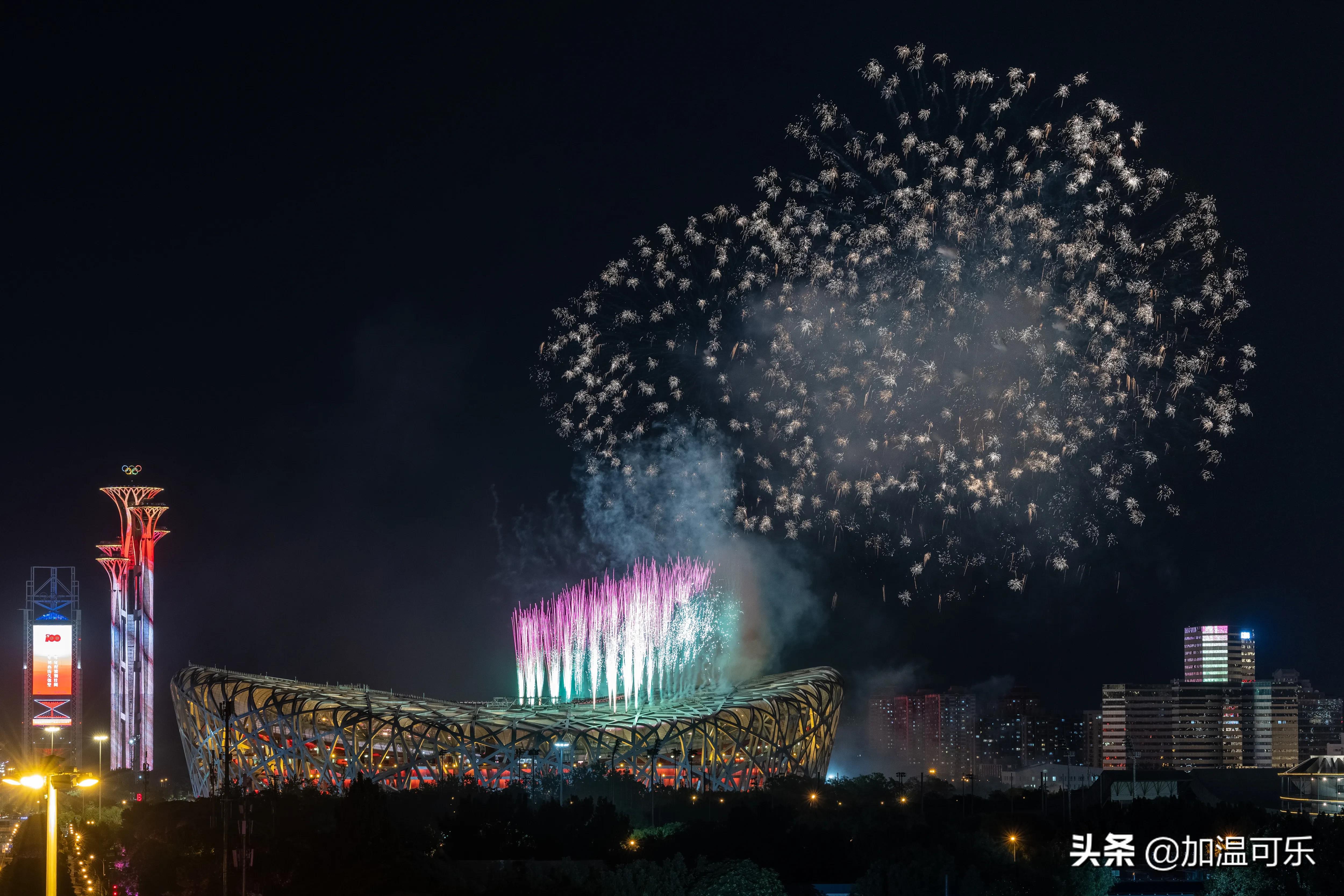 鸟巢上空焰火盛放-喜迎建党100周年