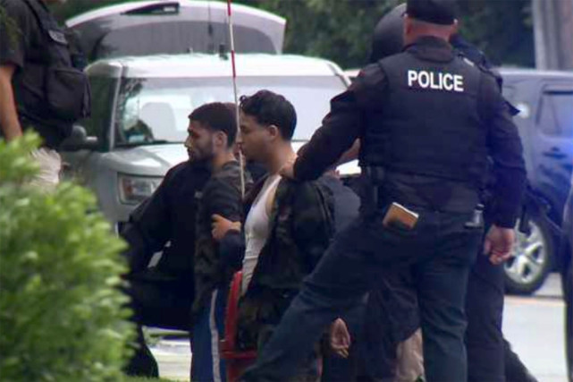 美国警方与武装人员公路对峙-11名武装人员被捕