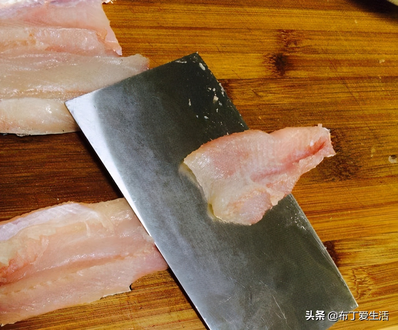 黑鱼切片有妙招，教您"4技法"，鱼片薄而平整，速度快又好
