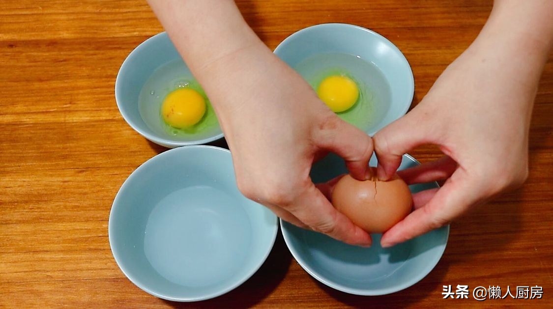 煮荷包蛋的2种做法，切记不要直接下锅煮，教你一招，一个都不散