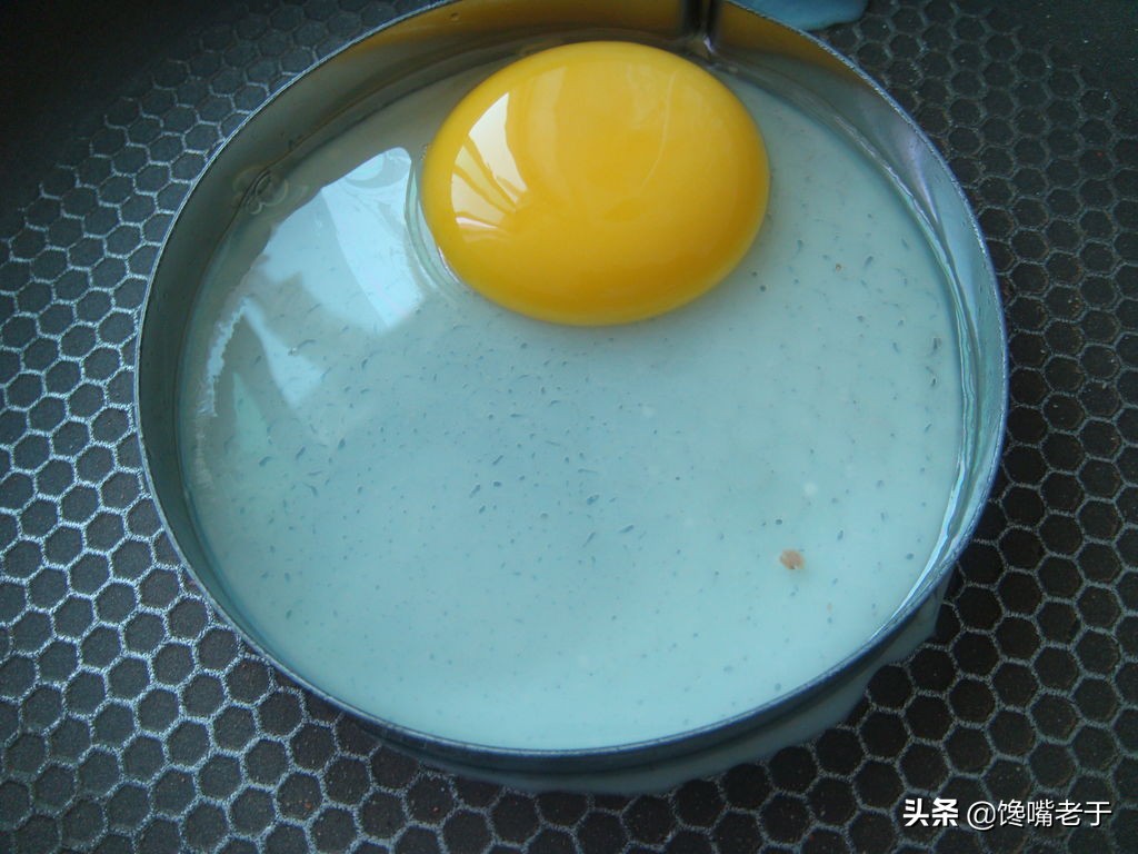 煎荷包蛋，用“凉油”还是“热油”？不少人都弄错了，难怪老粘锅