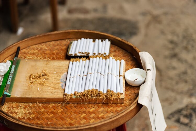 很多老烟民改抽“茶烟”了，用茶叶做烟比香烟更健康吗？最好少碰