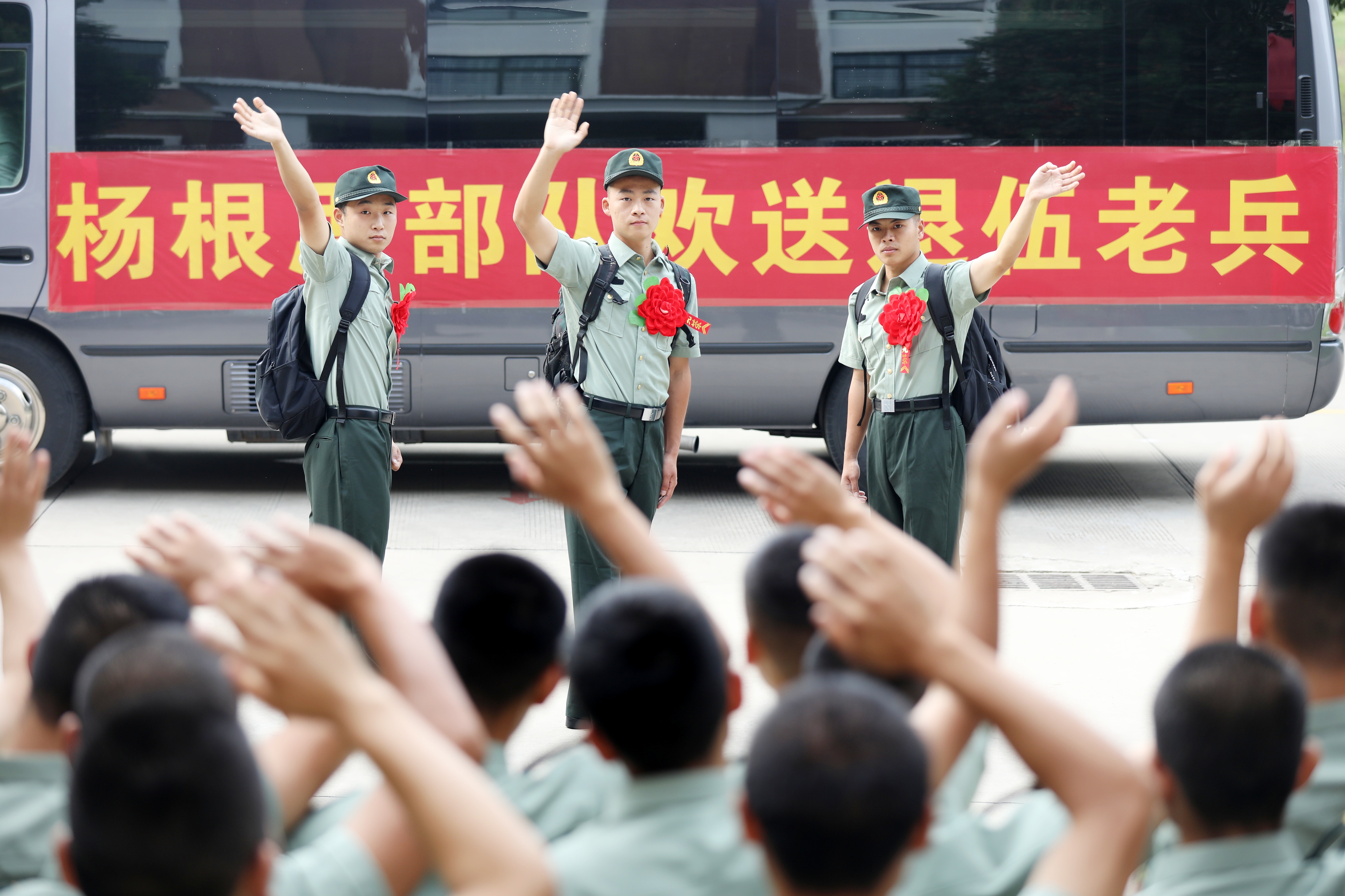 向军旗告别，若有战，召必回