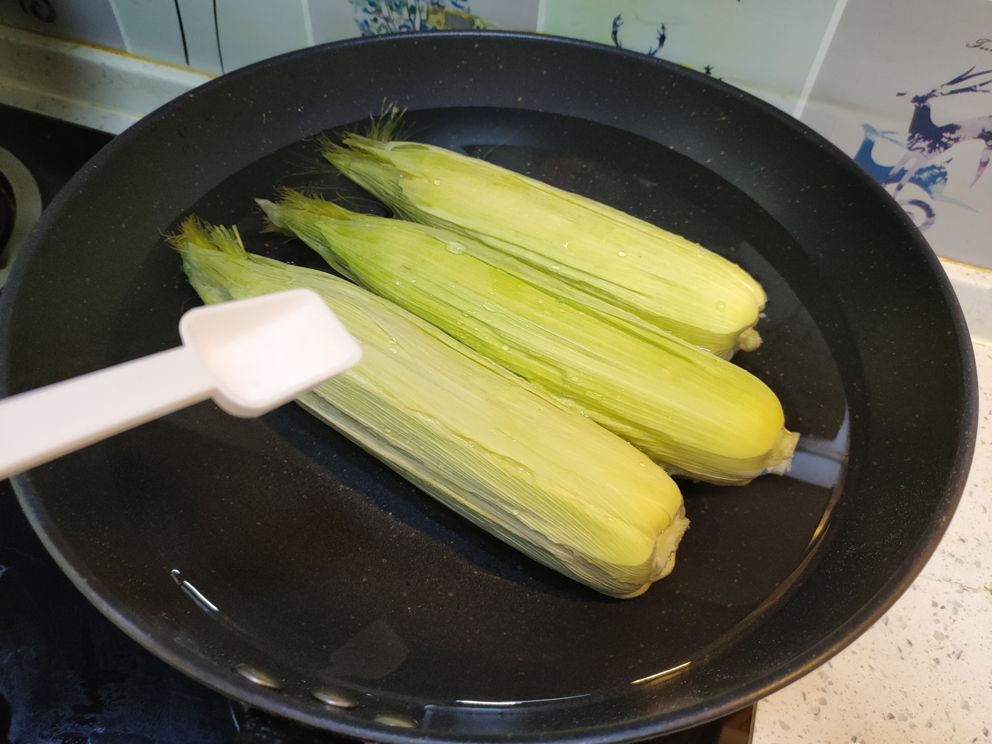 煮玉米切记不要直接下锅煮，记住三个技巧，玉米香甜软糯特好吃
