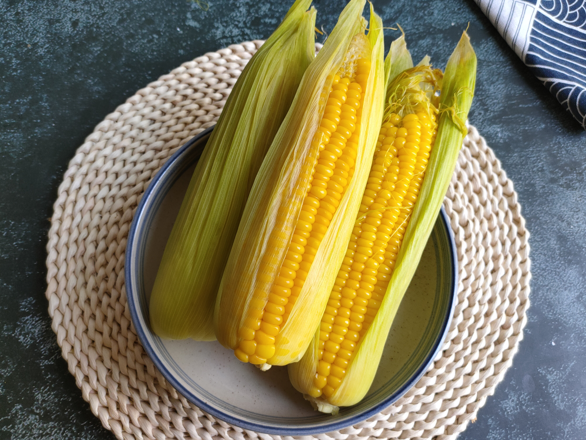 煮玉米切记不要直接下锅煮，记住三个技巧，玉米香甜软糯特好吃