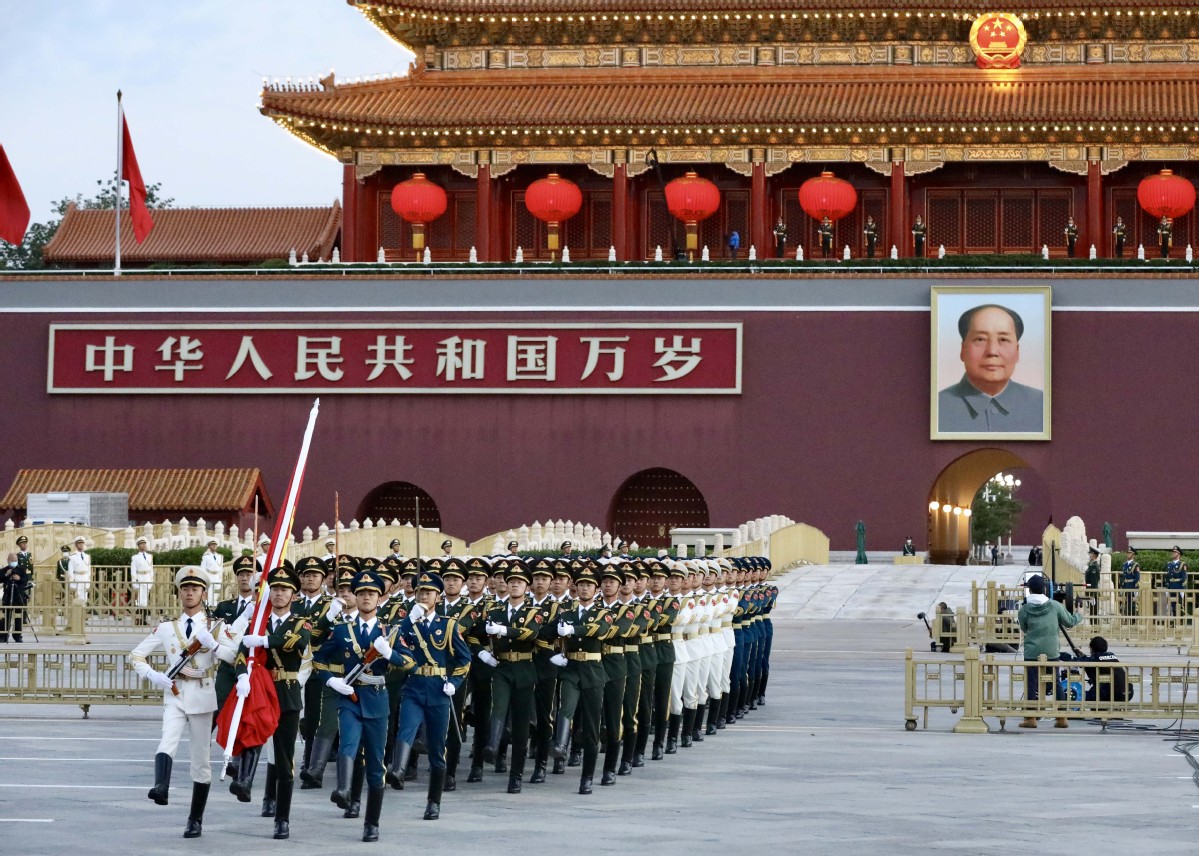 北京天安门广场举行2021年国庆升旗仪式