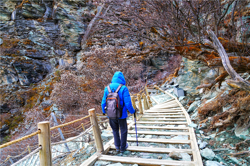 川西秘境，稻城亚丁，高海拔徒步7小时，探寻神山守护的仙境风景