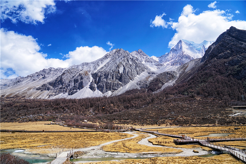 川西秘境，稻城亚丁，高海拔徒步7小时，探寻神山守护的仙境风景