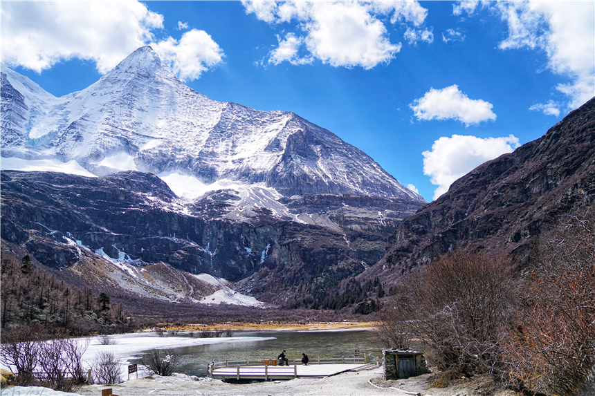 川西秘境，稻城亚丁，高海拔徒步7小时，探寻神山守护的仙境风景