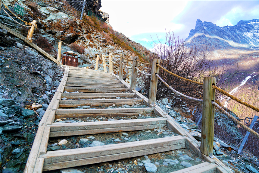 川西秘境，稻城亚丁，高海拔徒步7小时，探寻神山守护的仙境风景