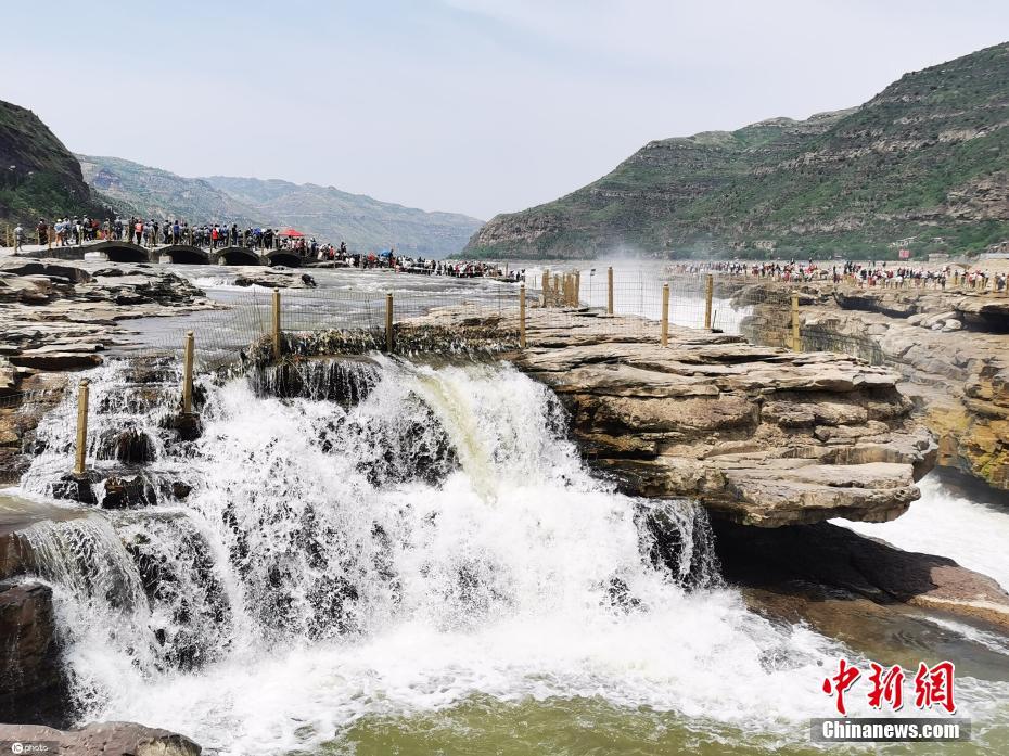 初夏时节黄河壶口瀑布流量大增 波涛汹涌气势磅礴