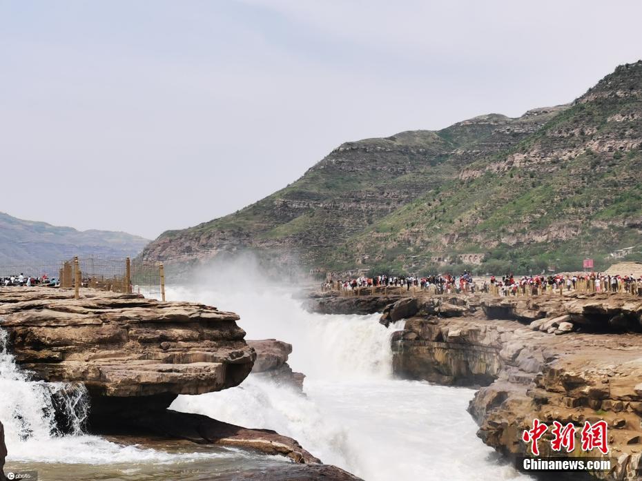 初夏时节黄河壶口瀑布流量大增 波涛汹涌气势磅礴