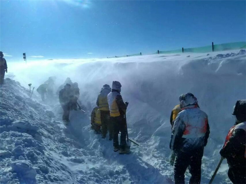 极寒暴风雪冰封通辽 积雪最高处已和平房持平